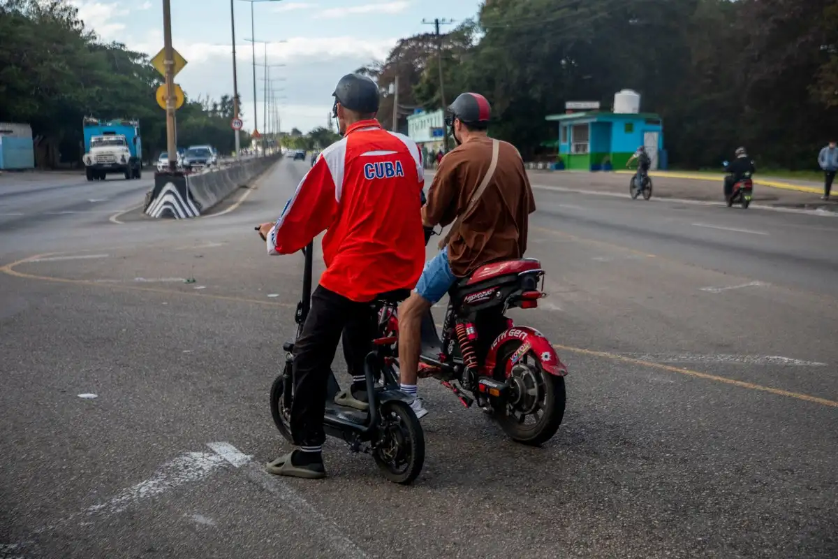 La falta de energía en Cuba lleva a los residentes a confiar en carbón y motos eléctricas para sobrevivir.