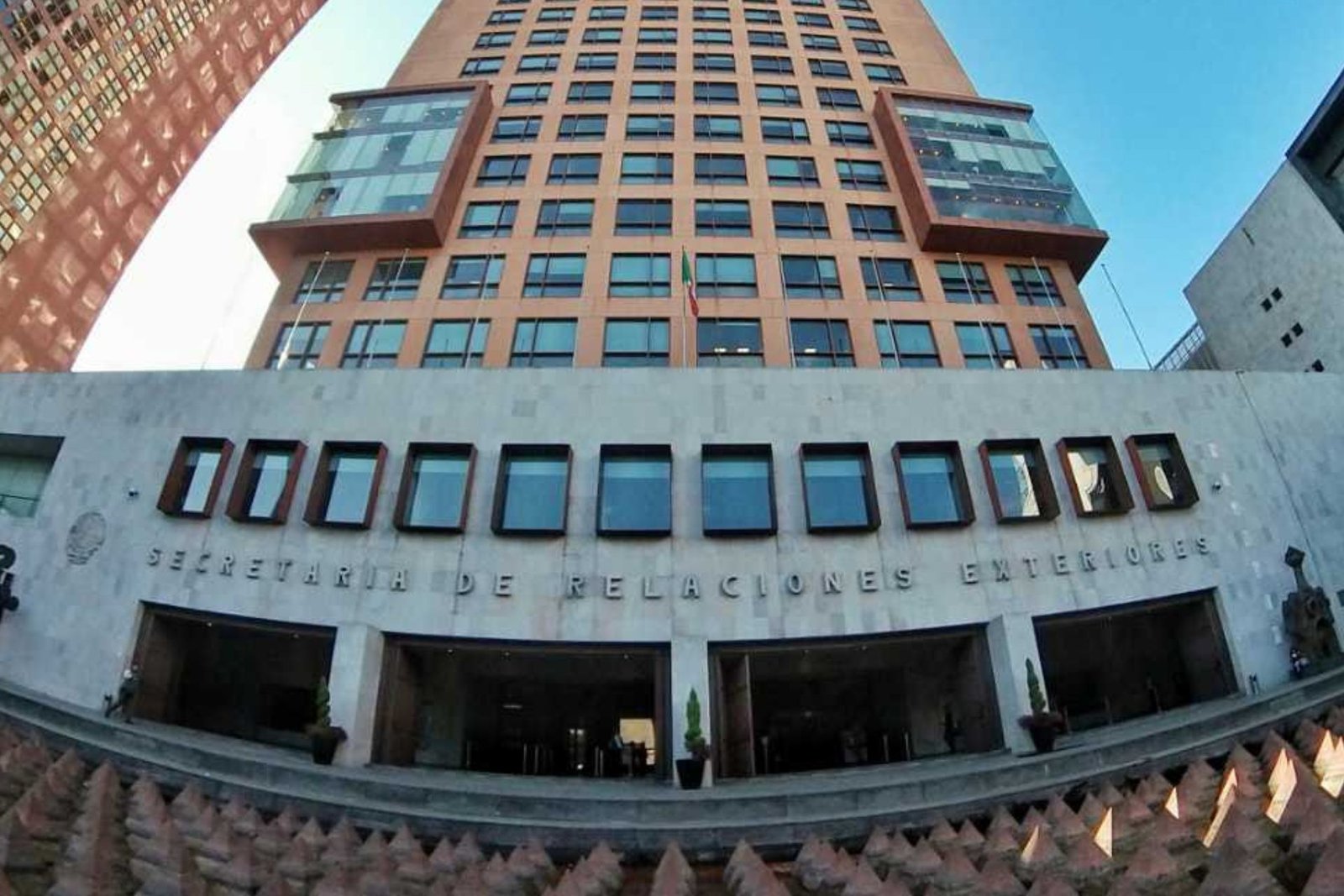 La Secretaría de Relaciones Exteriores alerta sobre las llamadas falsas que utilizan su número oficial para estafar.